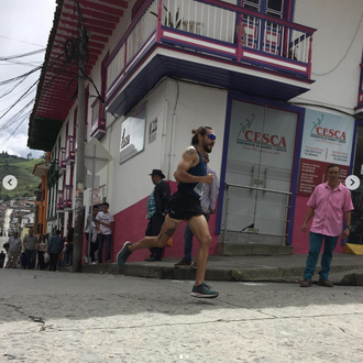 Un atleta pateó a un perro en medio de una …