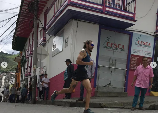 Un atleta pateó a un perro en medio de una carrera urbana: gracias a la oleada de críticas ha perdido patrocinadores