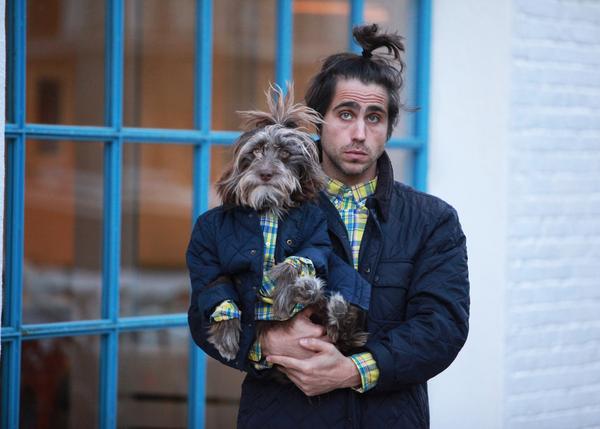 Un humano y su perro se mimetizan en retratos imbatibles: el dúo más genial de instagram