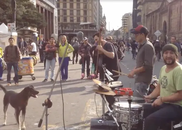 Un perro se une a una orquesta que toca en la calle, ¡y baila al son de la música!