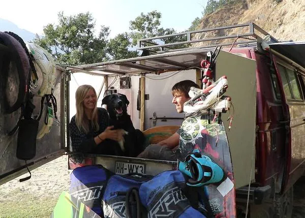 Un perro robado en pleno viaje por la India se reencuentra con su familia 3 meses y medio después