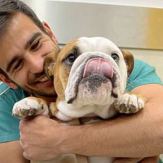 El veterinario que ha hecho virales sus sesiones de vacunación …