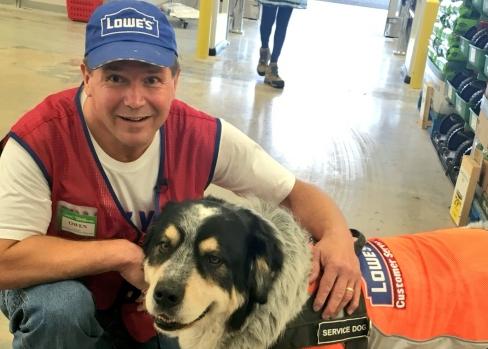 El trabajo de su vida: contratan a un hombre discapacitado y a su perro de asistencia