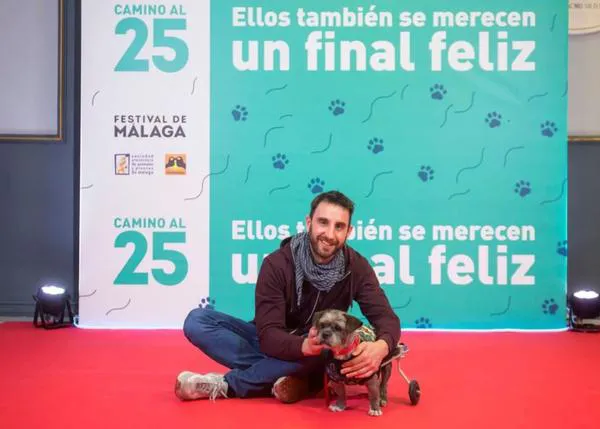 Dani Rovira y la Fundación Ochotumbao fomentan la adopción de perros y gatos en el Festival de Málaga