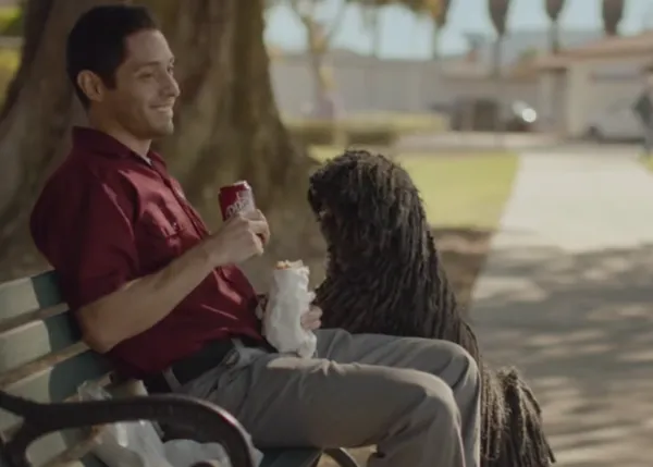 Un can diferente busca a un humano original: el El Perro Mopa por fin sonríe feliz 