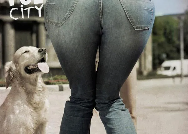 Recoge las cacas de tu perro, con un movimiento sexy