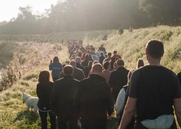 Cientos de personas y perros acompañan a Niall Harbison en un paseo en honor a su can, Snoop, fallecido días atrás