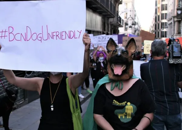 #BarcelonaDogUnfriendly: gran movilización para mostrar los problemas de las personas con perro en Barcelona