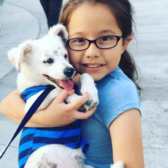 Una niña y su mejor amigo: la niña sorda y …