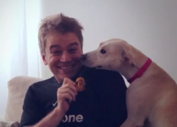 Original campaña para fomentar las adopciones: mejora tu posibilidad de ligar :-)