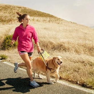 Historias que inspiran: una joven ciega corre con su perro …
