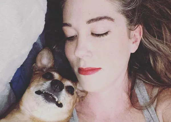 Los loquitos duetos de una cantante y su perro: Pam y Casper arrasan en redes con sus temazos
