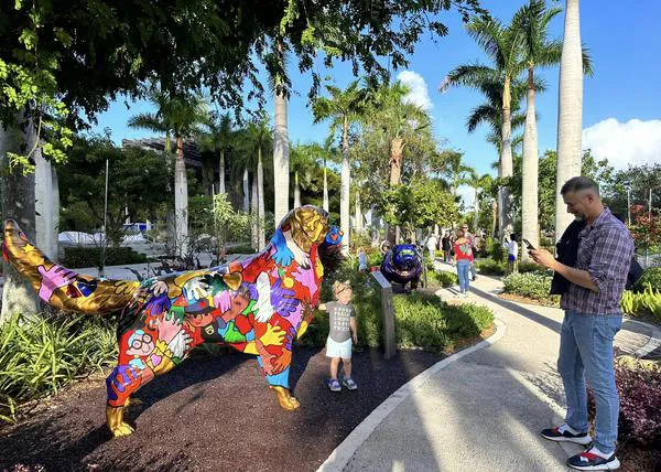 El colorido jardín de los perros y gatos: Miami inaugura un parque repleto de grandes esculturas caninas y gatunas