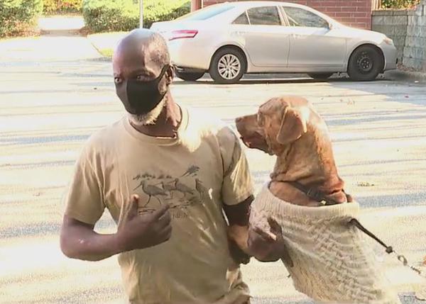 No sin mi perro: un hombre sin hogar se niega a ser operado para no separarse de su compañero canino