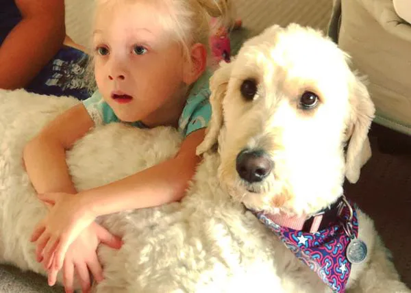 Una niña con parálisis cerebral se apoya en su perra y en su gran fuerza de voluntad para avanzar: Mighty Miss Maya
