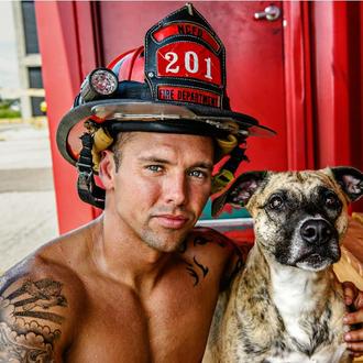 Los bomberos de Charleston posan en un calendario extra sexy …