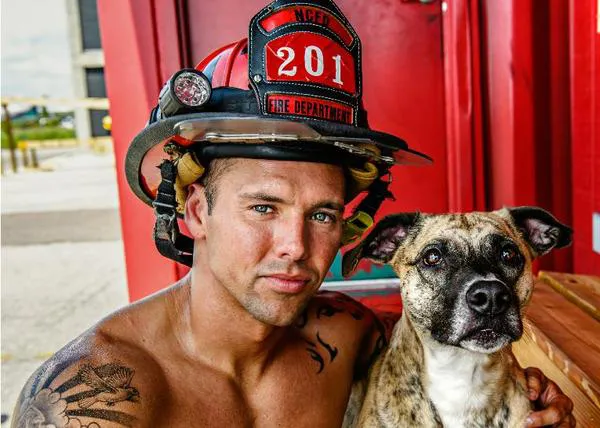 Los bomberos de Charleston posan en un calendario extra sexy para ayudar a los perros