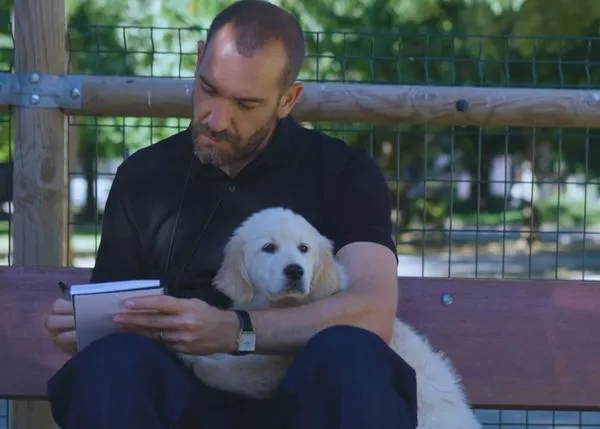 En La Revuelta, Ponce intenta enseñarle a un perro lo que es el tiempo... y emociona a miles de personas