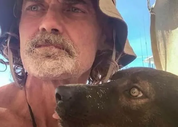 Rescatan sanos y salvos a un hombre y su perra tras pasar más de dos meses a la deriva en el mar