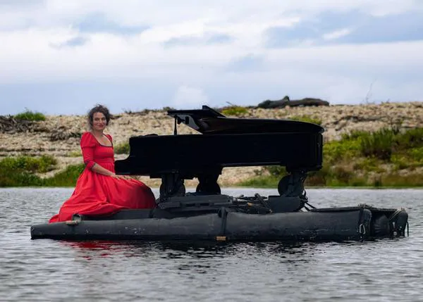 Un plan diferente y también perfecto para personas con perro: los conciertos en el agua de La Pianista Roja