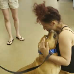 El emocionante y feliz reencuentro entre una mujer y su …