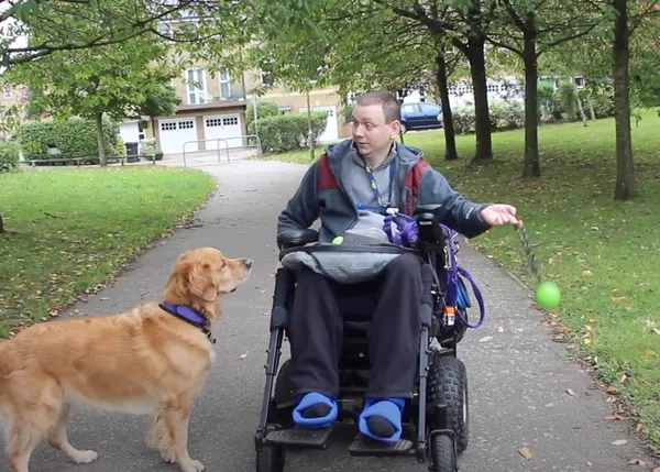 La nueva vida de un joven parapléjico gracias a su inseparable compañero, su perro de asistencia