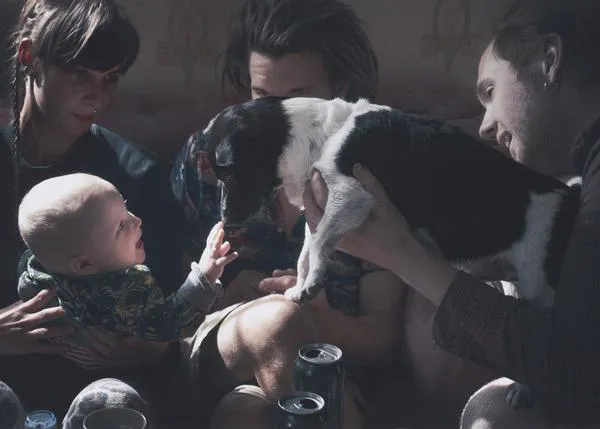 Un bebé conociendo a un perro: una foto de belleza clásica galardonada con 15.100 euros
