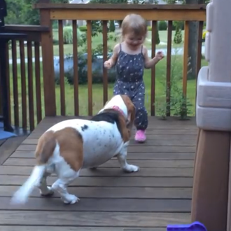 El baile feliz de una niña y su gran amiga …