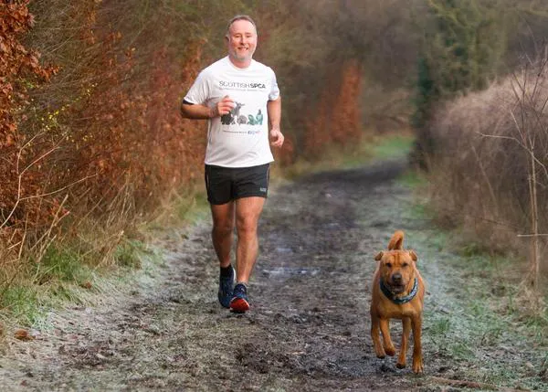 Kai, el Shar Pei abandonado en una estación, inspira a su nuevo dueño a correr el Maratón de Londres