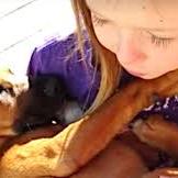 La nana de una niña a su cachorro adoptado -tan …