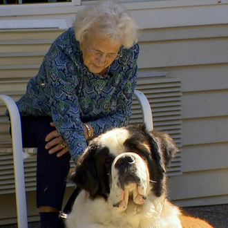 Una amistad imbatible: la anciana sonriente y el gran San …