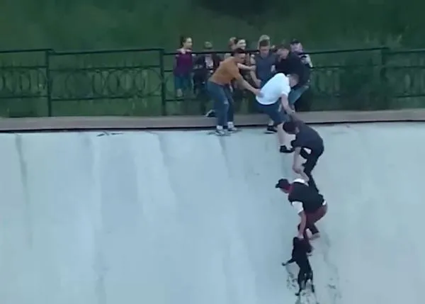 Dedican una estatua en Almaty al grupo de chavales que se unió en cadena para rescatar a un perro que había caído al río