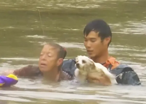 Impresionante rescate in extremis de una mujer y su perro en unas inundaciones