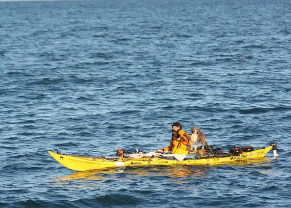 Las aventuras en kayak de un hombre y su perra adoptada, Nirvana la marinera 
