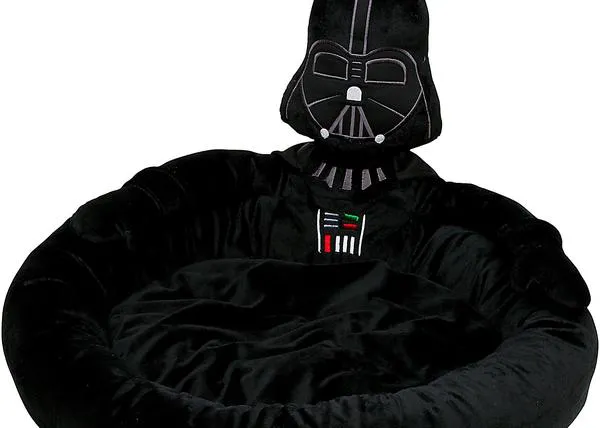 Darth Vader en la cama y Chewbacca en el armario canino