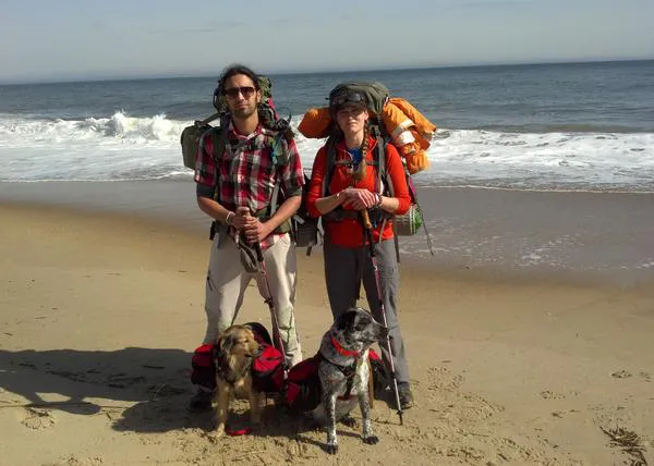 Perros que inspiran cambios de vida: una pareja cruza EEUU a pie, con sus canes de terapia