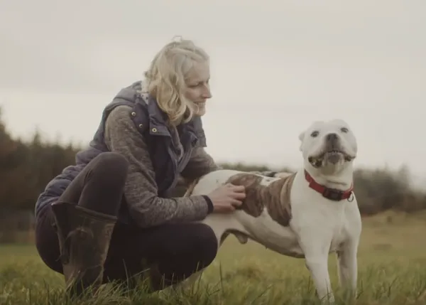 Para honrar la memoria de su perra, una mujer crea un refugio para animales terminales