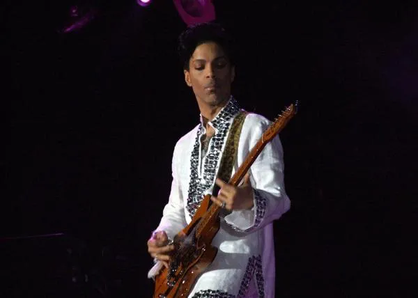 Para celebrar el cumpleaños de Prince, PETA nos regala a todos “Animal Kingdom”