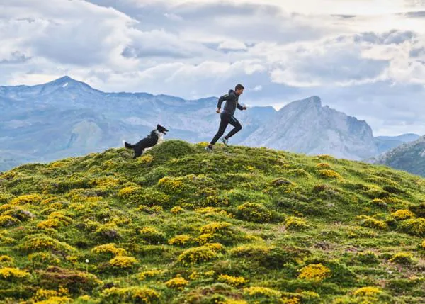 La belleza del vínculo entre un corredor de montaña y su compañero perro, Manuel Merillas y Zar