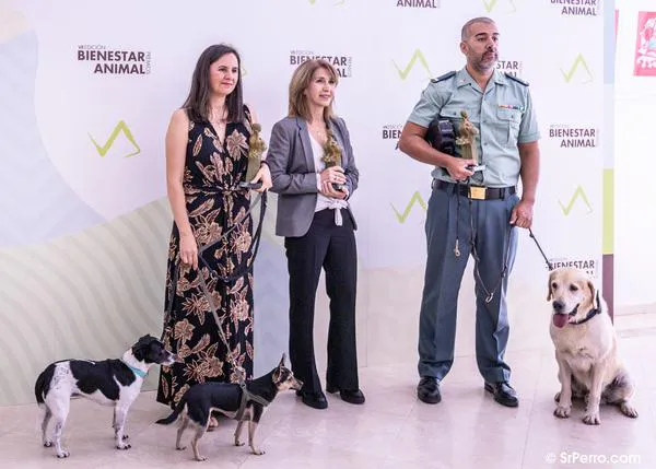 Melisa Tuya, el perro Ogro y el Hospital de Guadarrama y los emotivos premios Bienestar Animal del Colvema 2023