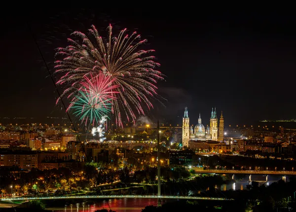 Uno de los espectáculos pirotécnicos durante Las Fiestas del Pilar de Zaragoza será únicamente visual