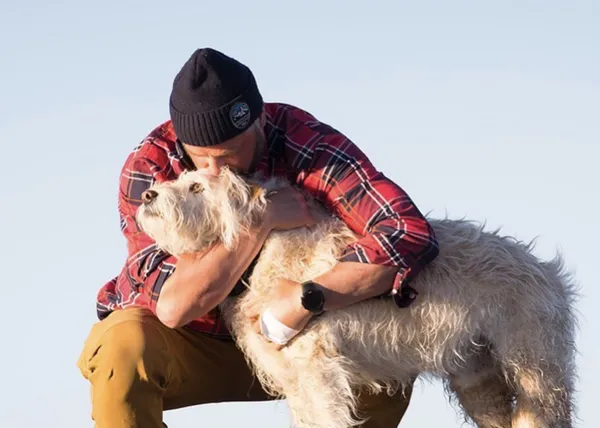 La despedida de Arthur, el perro que se rescató a sí mismo en Ecuador y ha muerto arropado por su familia en Suecia