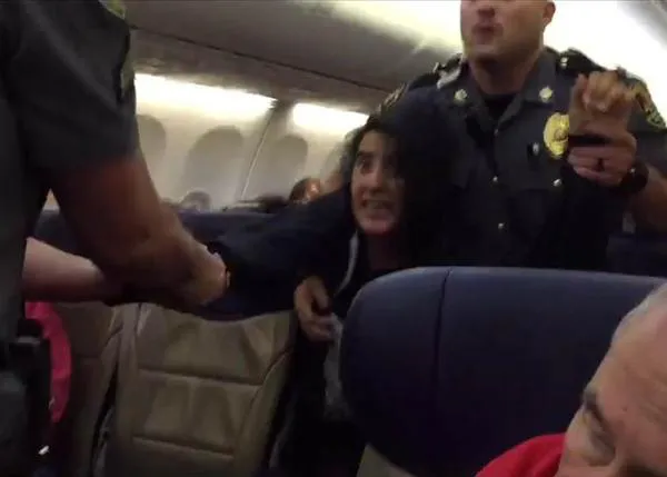 Una mujer -que dijo tener una alergía potencialmente mortal a los perros- es expulsada a la fuerza de un avión donde iban dos canes