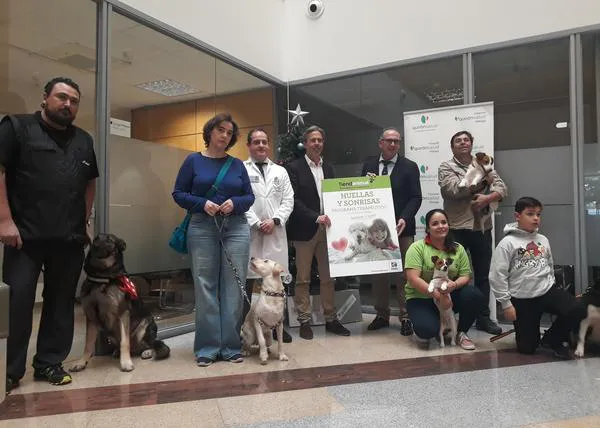 La felicidad que cura: los pacientes de Quirónsalud Málaga reciben una visita perruna en Nochebuena