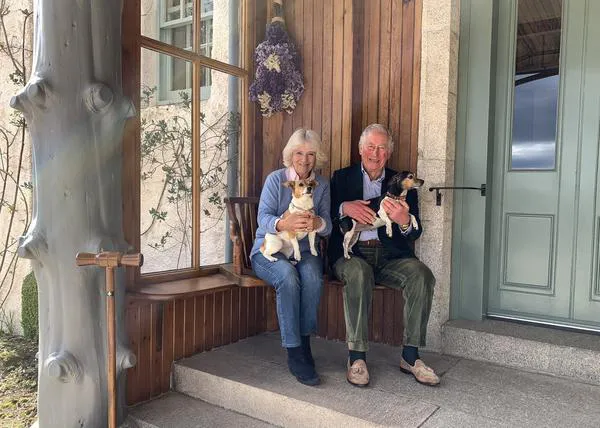Dos perras adoptadas, Bluebell y Beth, serán las nuevas habitantes caninas del Palacio de Buckingham