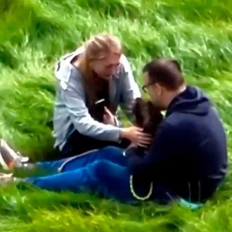 Un dron capta el momento en el que una perra …