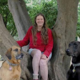 Barbara necesita encontrar alojamiento para ella y sus dos perros …