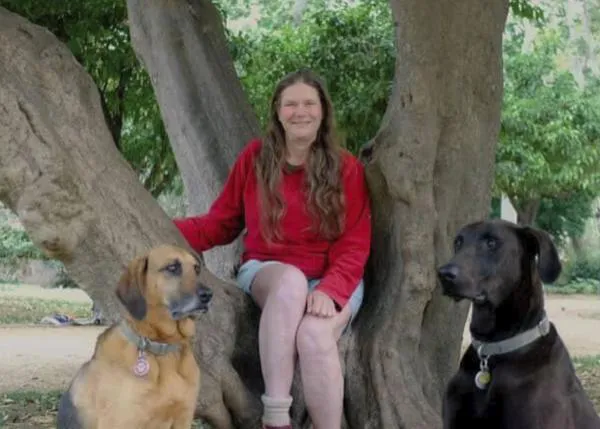 Barbara necesita encontrar alojamiento para ella y sus dos perros en Barcelona, ¿puedes ayudarla corriendo la voz?