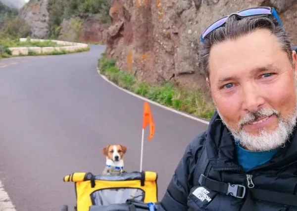 De Madrid a Tokio en bici con perro: el viaje de Sel y Keico, el can que 