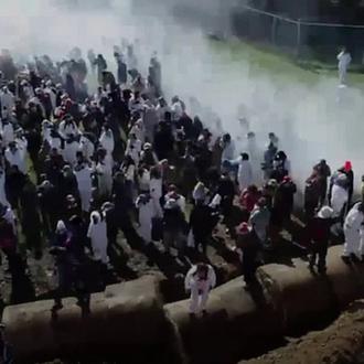 La policía evita, con pelotas de goma y gas lacrimógeno …